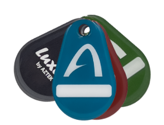 Badge bleu en premier plan avec des badges noir, rouge et vert juste derrière en forme d’éventail, ils arborent le logo de la société Aztek