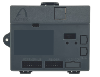 Boîtier gris avec le logo Aztek dans la partie supérieur gauche, il dispose également d’un port USB-C sur le coté droit, une ouverture pour le buzzer, un autre pour les LEDS et deux dernière ouverture pour deux boutons.