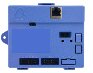 Boîtier bleu avec un port RJ45 dans sa partie supérieur, logo Aztek dans la partie supérieur gauche, il dispose également d’un port USB-C sur le coté droit, une ouverture pour le buzzer, un autre pour les LEDS et deux dernière ouverture pour deux boutons.