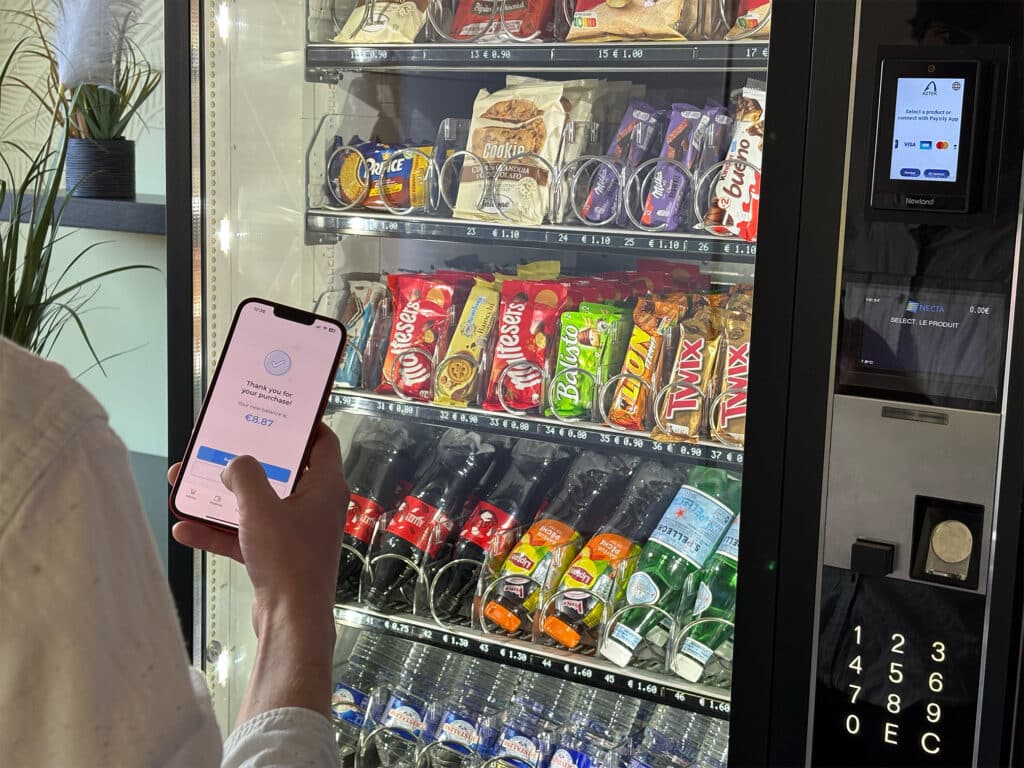 Machine automatique équipée d'un système de paiement cashless
