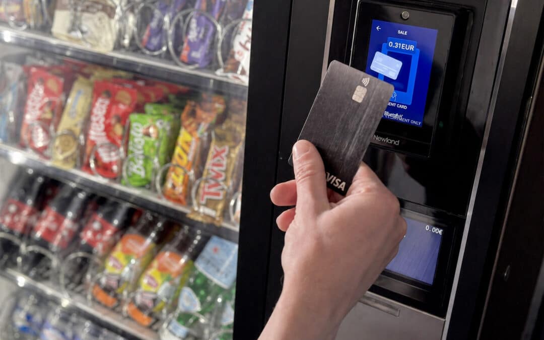 Paiement cashless pour machines automatiques : avantages, coûts et cas concrets sur sites captifs