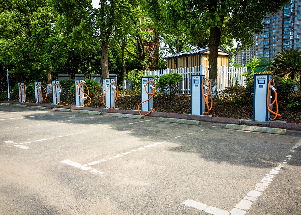 Voiture en charge sur borne électrique équipée du lecteur de paiement Aztek